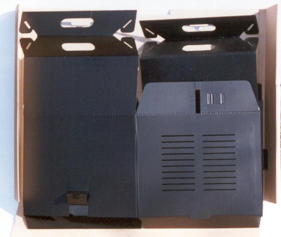 Der Schwarmfangkasten im abgebauten Zustand in der Bereitschaftsverpackung hat Mae von ca. 2 x 50 x 60 cm, so dass er in in der schwarmfreien Zeit keinen Stauraumbeansprucht. Der hier gezeigte Kasten war noch aus schwarzem Werkstoff, eine Farbe, die fr den spteren Einsatz wegen zu starker Erwrmung in der Sonne durch Braun ersetzt wurde.