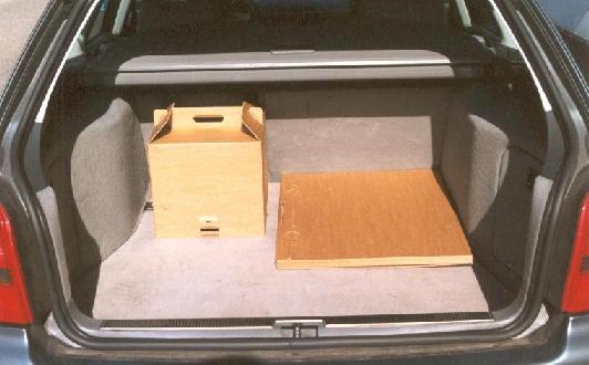In der Bereitschaftsverpackung kann der Schwarmfangkasten leicht im Kofferraum eines PKWs mitgeführt werden. An einem zweiten, aufgebauten Kasten sind der Handgriff und das Flugloch gut zu erkennen.