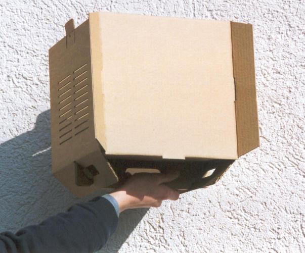 Bequeme Einhandfhrung des neuen Kastens bei fixiertem offenen Boden zum Einschlagen eines Schwarmes. Der Schwarmfangkasten wiegt leer bei einer Kantenlnge von ca. 30 cm etwa 400 Gramm.
